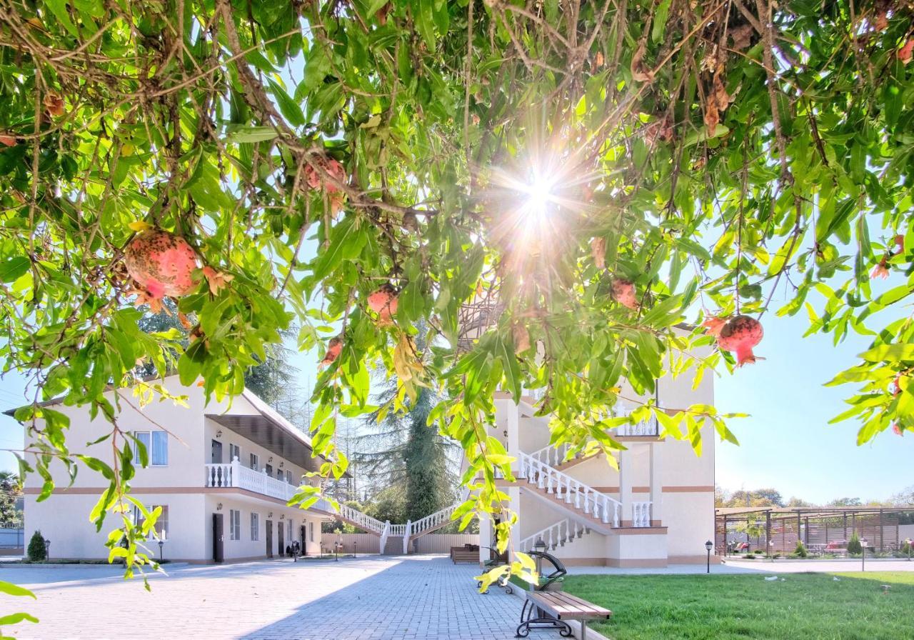 Парк-Отель Лето Sukhumi Exteriör bild